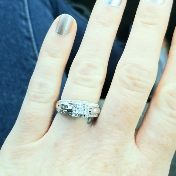 Engagement ring - Picture 4 of 4